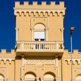 L�edificio color ocra, recentemente restaurato, si innalza su due livelli con un torrino centrale